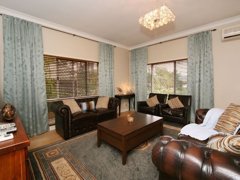 27 Southerden Drive, Mooroobool QLD 4870