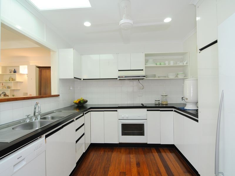 65 Hillview Crescent, Whitfield QLD 4870