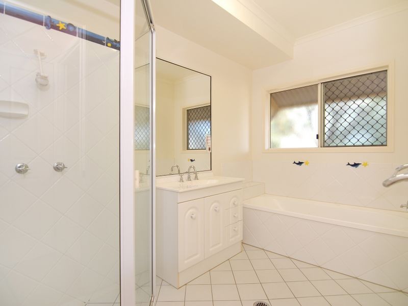 4 Amos Close, Redlynch QLD 4870