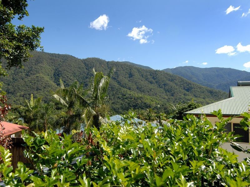 4 Amos Close, Redlynch QLD 4870