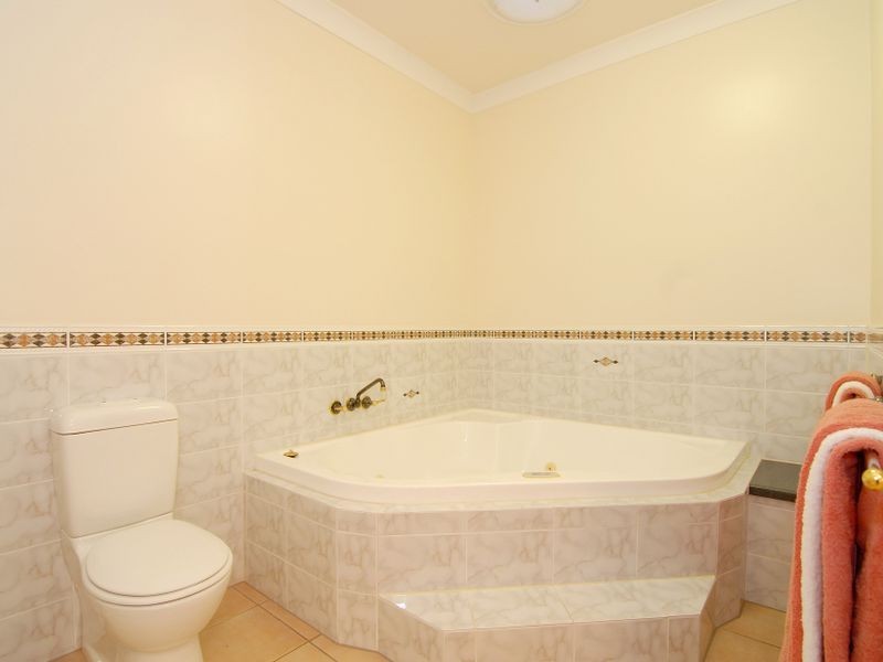 2F Trundle Terrace, Whitfield QLD 4870