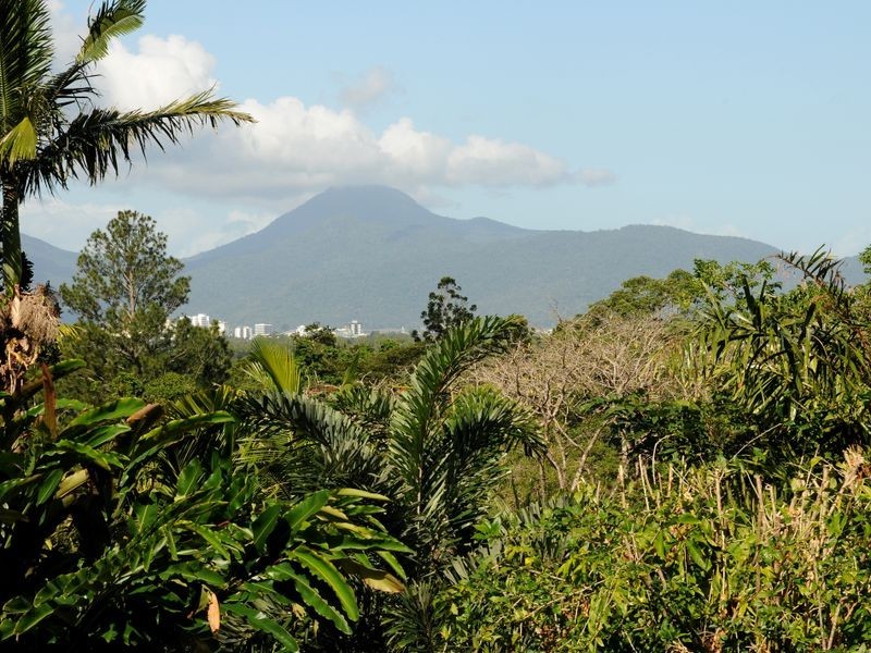 123 Hillview Crescent, Whitfield QLD 4870