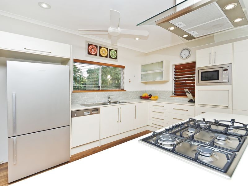 9 Casuarina Street, Holloways Beach QLD 4878