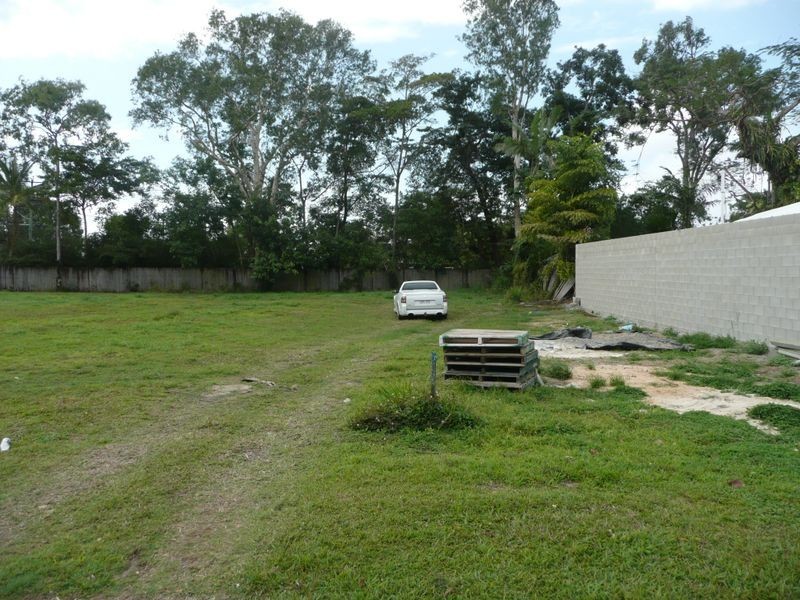 86 Hayward Street, Mooroobool QLD 4870