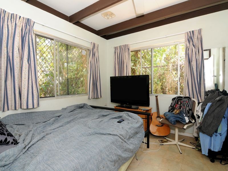 27 Koch Street, Mooroobool QLD 4870