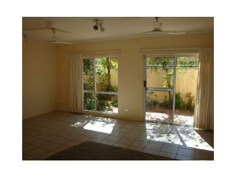 2/426 McCoombe Street, Mooroobool QLD 4870