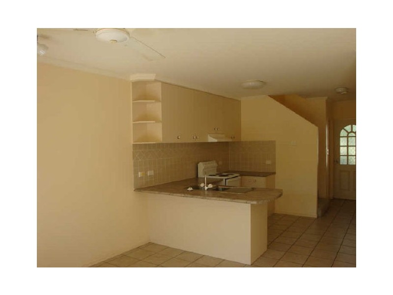 2/426 McCoombe Street, Mooroobool QLD 4870