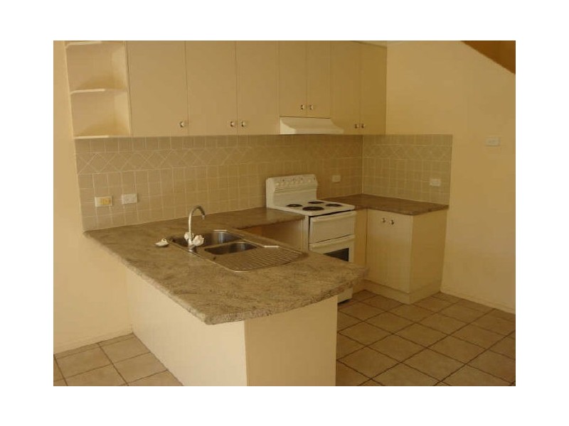 2/426 McCoombe Street, Mooroobool QLD 4870