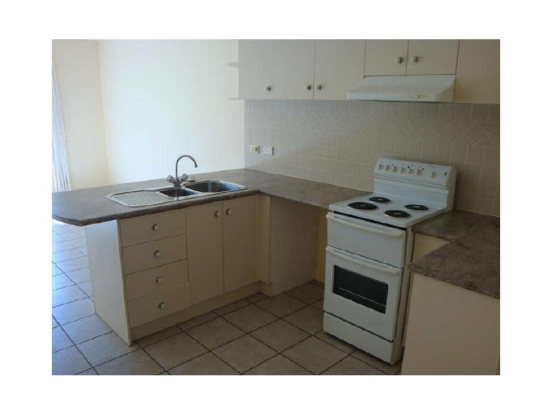 2/426 McCoombe Street, Mooroobool QLD 4870