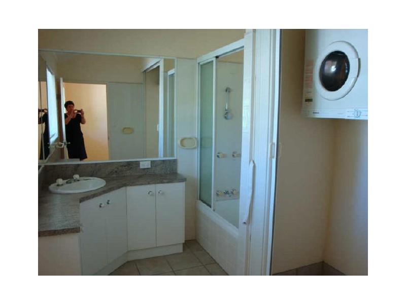 2/426 McCoombe Street, Mooroobool QLD 4870