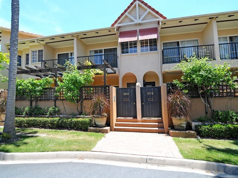 103/2 Greenslopes Street, Cairns North QLD 4870