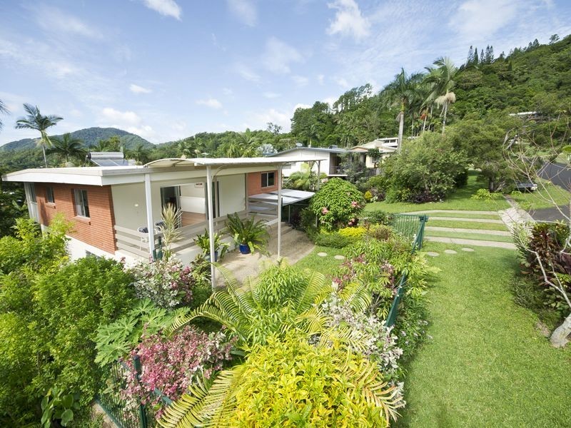 25 Sommerville Crescent, Whitfield QLD 4870