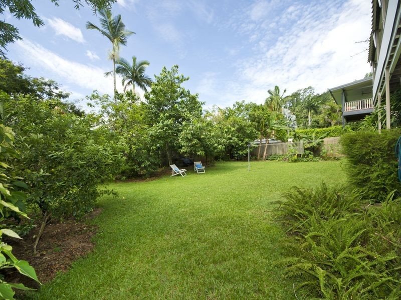 25 Sommerville Crescent, Whitfield QLD 4870