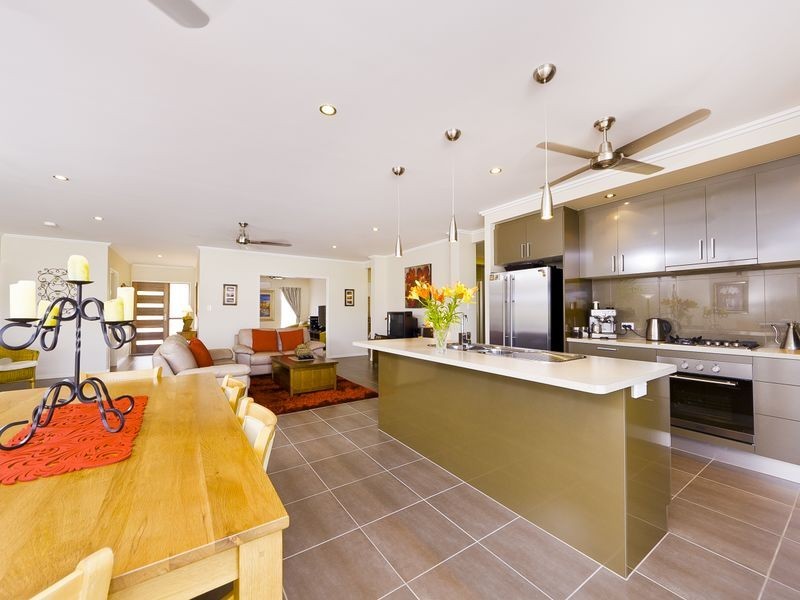9 Springbrook Avenue, Redlynch QLD 4870