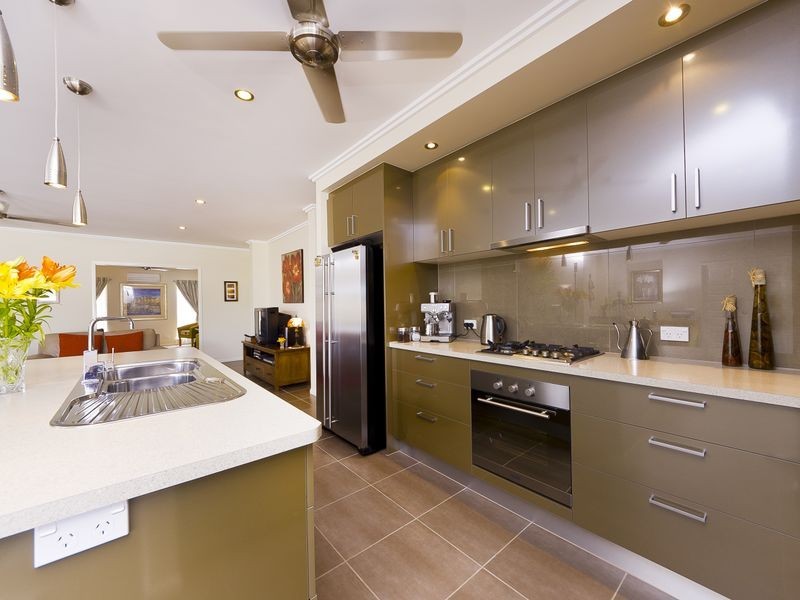 9 Springbrook Avenue, Redlynch QLD 4870