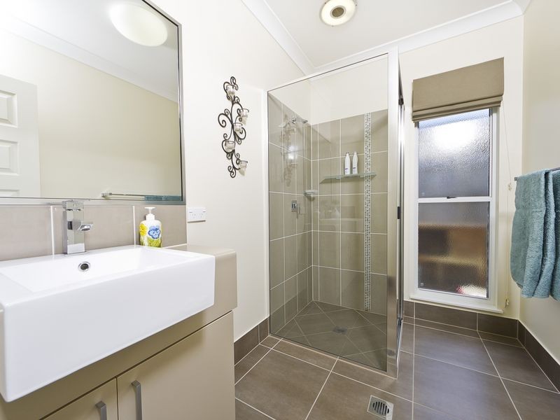 9 Springbrook Avenue, Redlynch QLD 4870