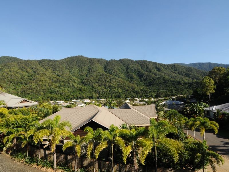 16 Willie Ming Close, Redlynch QLD 4870