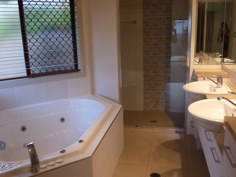 28 Regent Avenue, Redlynch QLD 4870