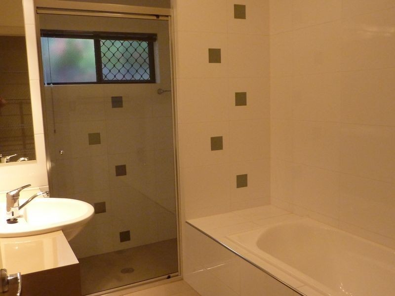 28 Regent Avenue, Redlynch QLD 4870