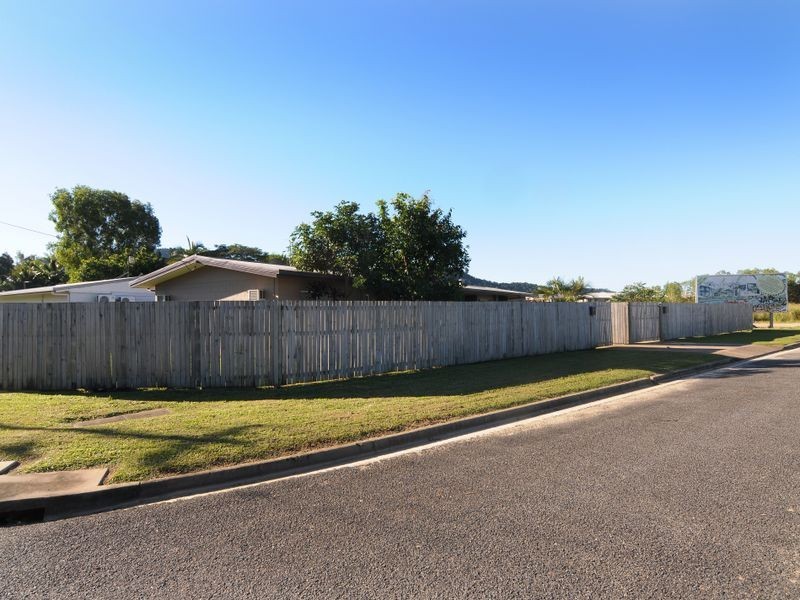 1 Conlan Close, Manoora QLD 4870