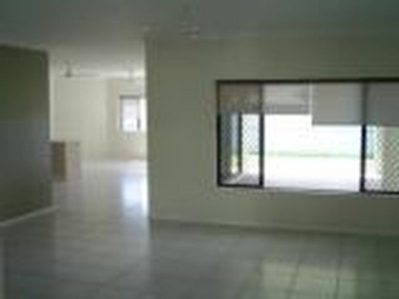 15 Springbrook Avenue, Redlynch QLD 4870