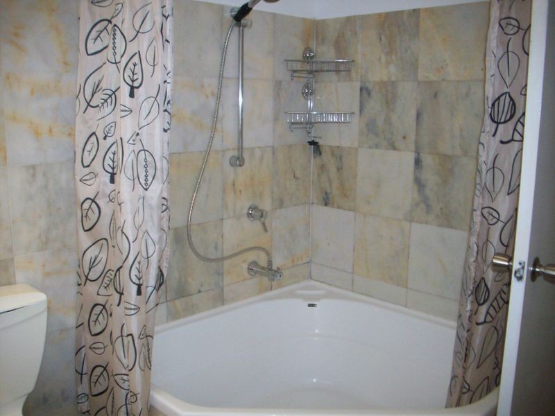 25/327 Lake Street, Cairns North QLD 4870