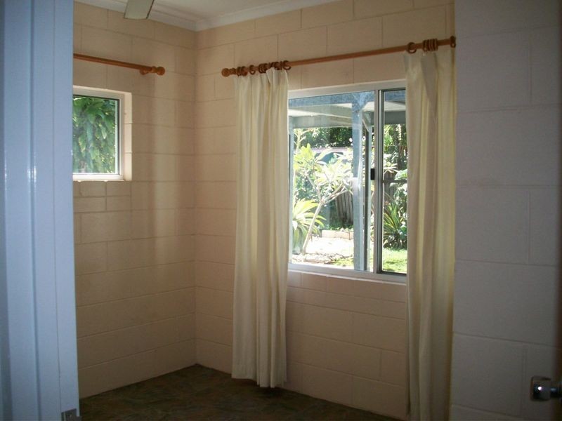 24 Saw Street, Machans Beach QLD 4878