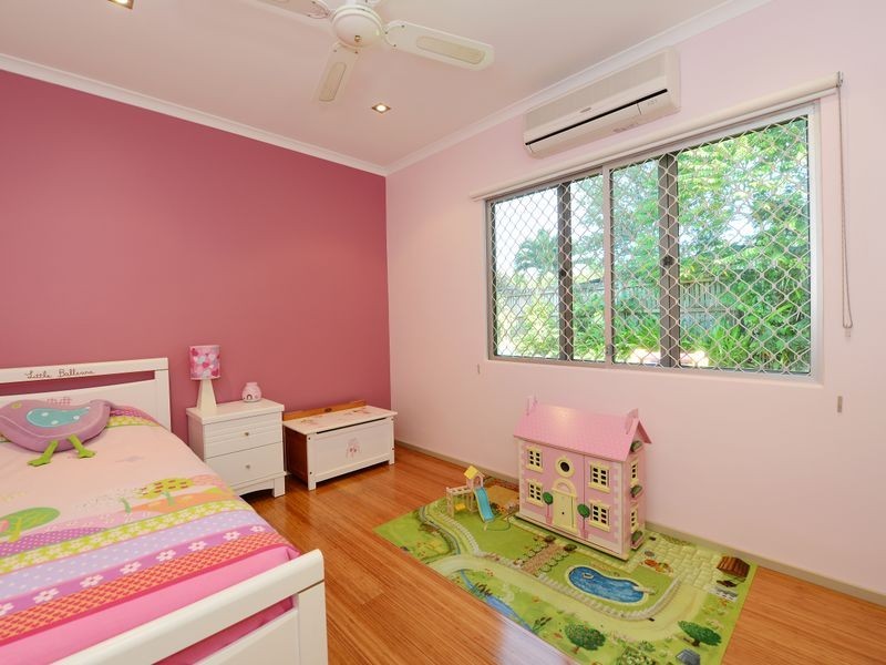 27 Tamarind Street, Holloways Beach QLD 4878