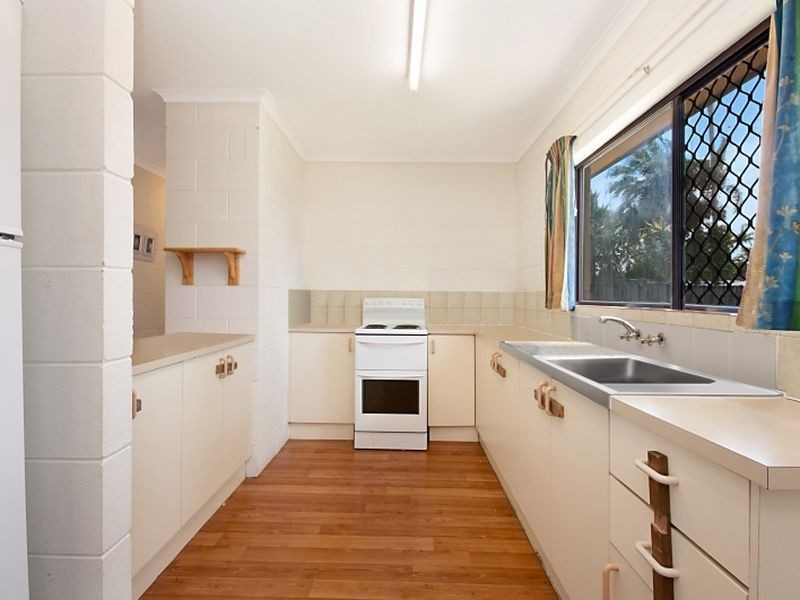 10 Banksia Street, Mooroobool QLD 4870