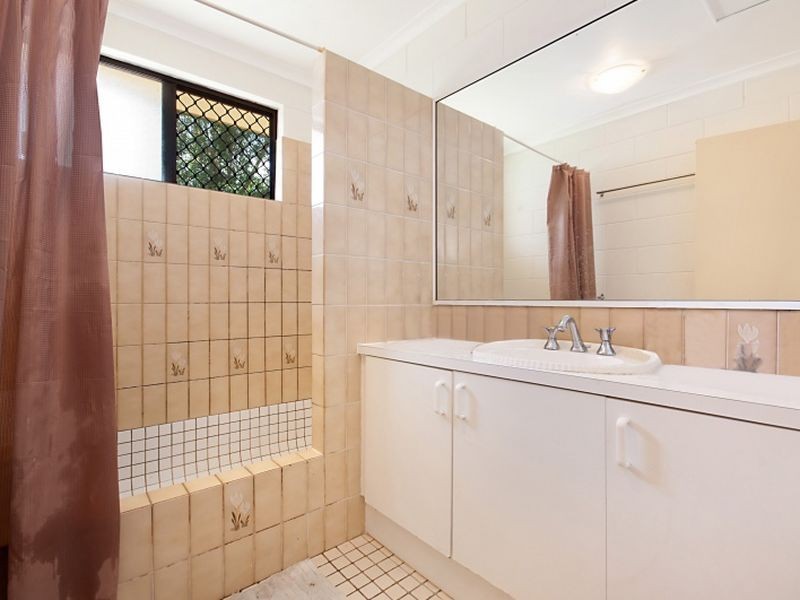 10 Banksia Street, Mooroobool QLD 4870