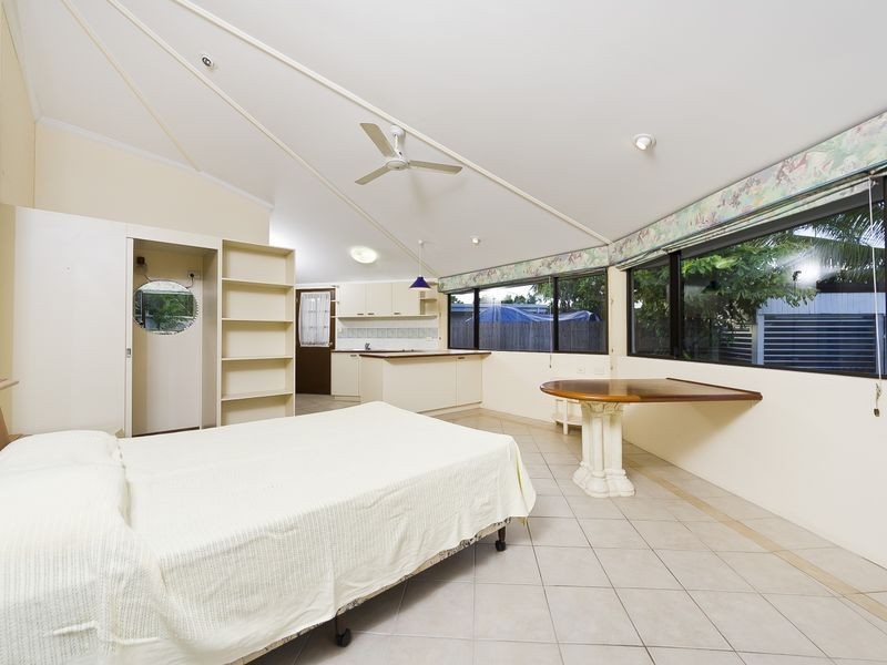 1 Coconut Street, Holloways Beach QLD 4878