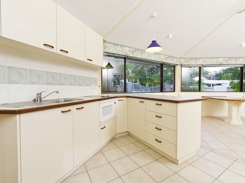 1 Coconut Street, Holloways Beach QLD 4878