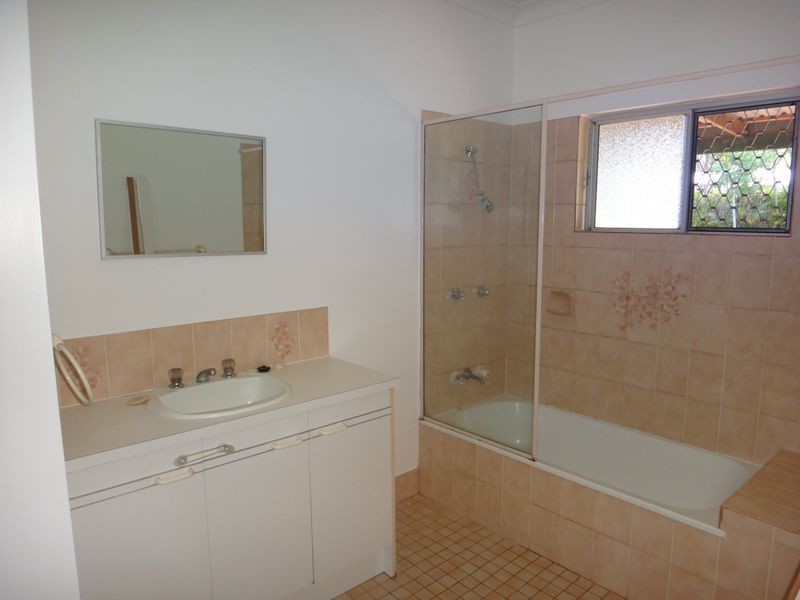 27 Ramsey Street, Kanimbla QLD 4870