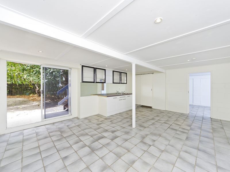 12 Guava Street, Holloways Beach QLD 4878