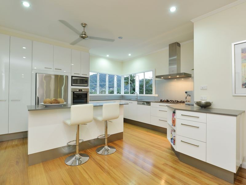 162-164 Hillview Crescent, Whitfield QLD 4870