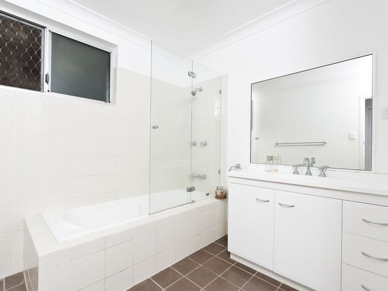 1 Duignan Street, Whitfield QLD 4870