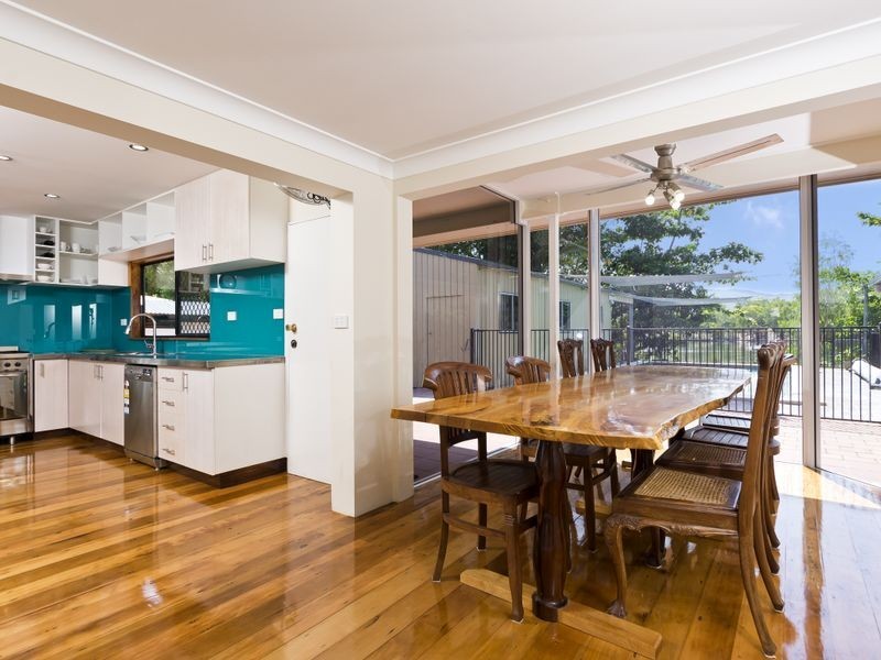 33 Oak Street, Holloways Beach QLD 4878