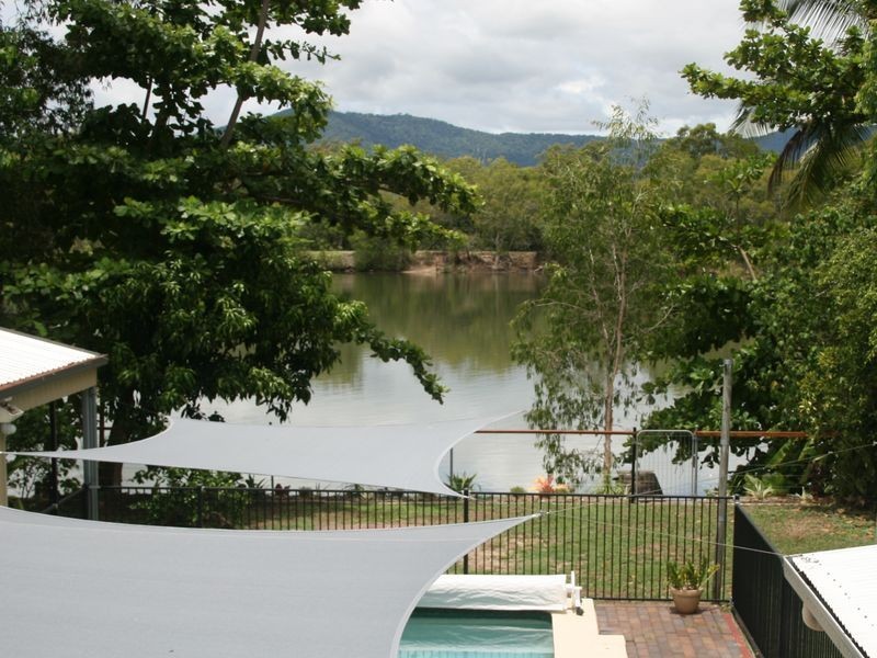 33 Oak Street, Holloways Beach QLD 4878