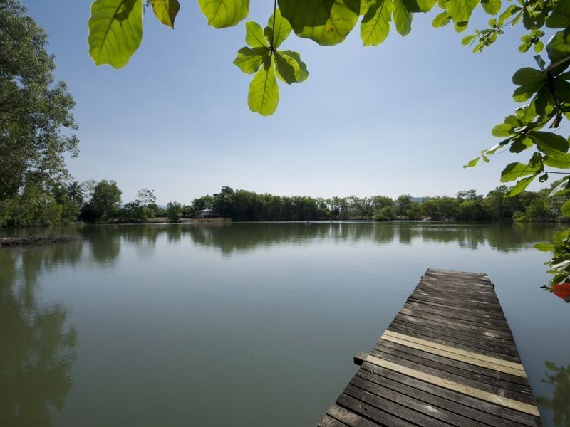 33 Oak Street, Holloways Beach QLD 4878