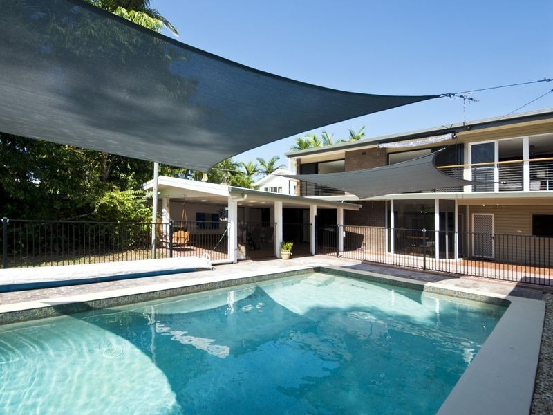 33 Oak Street, Holloways Beach QLD 4878