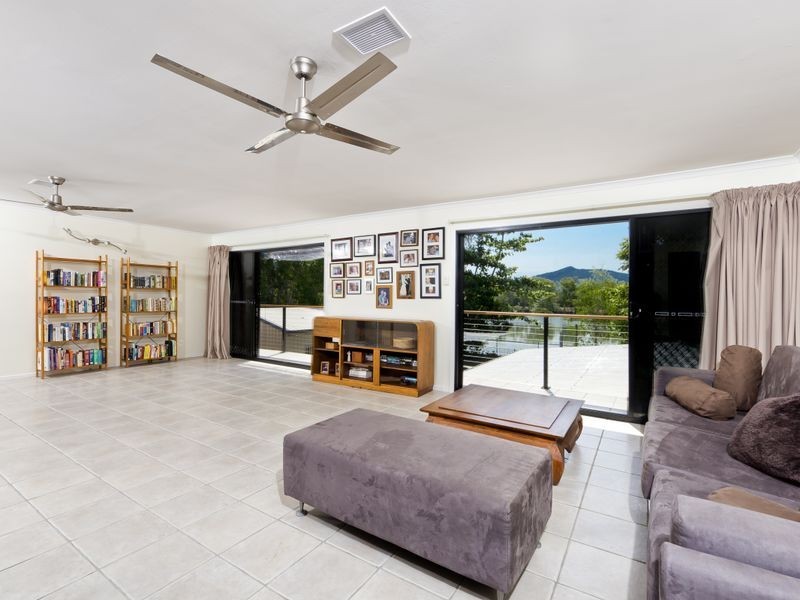 33 Oak Street, Holloways Beach QLD 4878