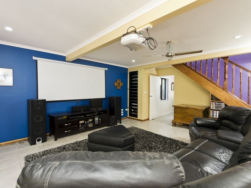 33 Oak Street, Holloways Beach QLD 4878