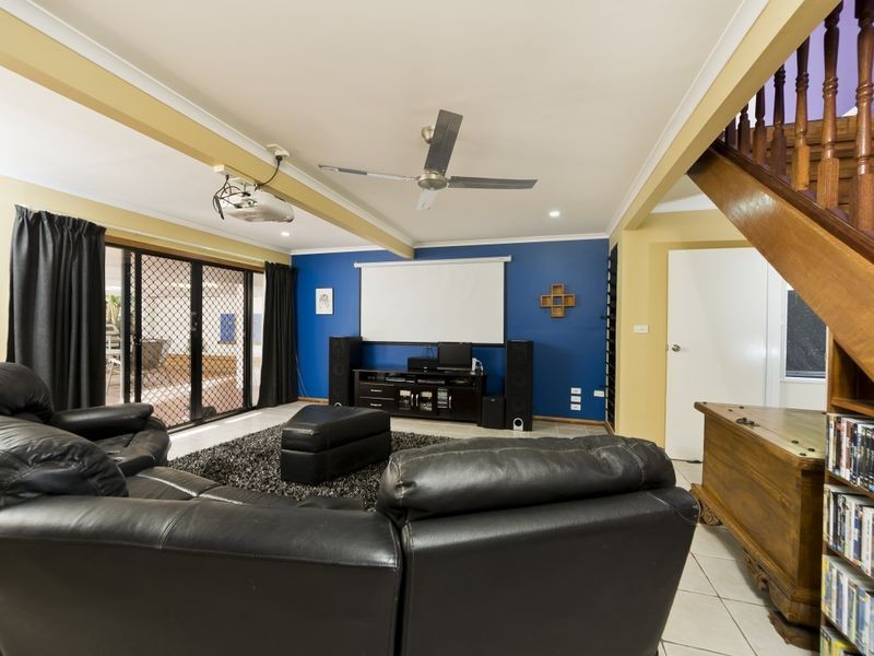 33 Oak Street, Holloways Beach QLD 4878