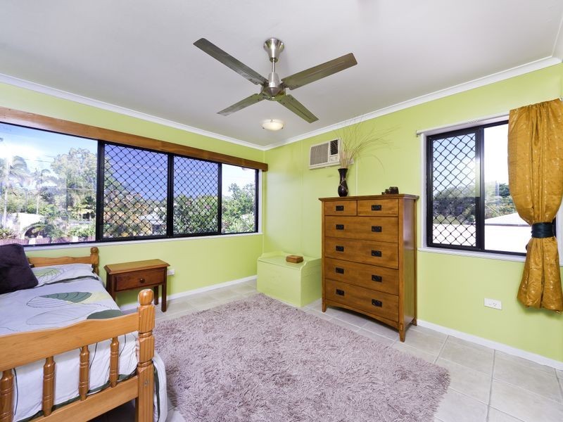 33 Oak Street, Holloways Beach QLD 4878
