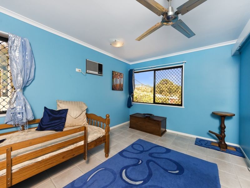 33 Oak Street, Holloways Beach QLD 4878