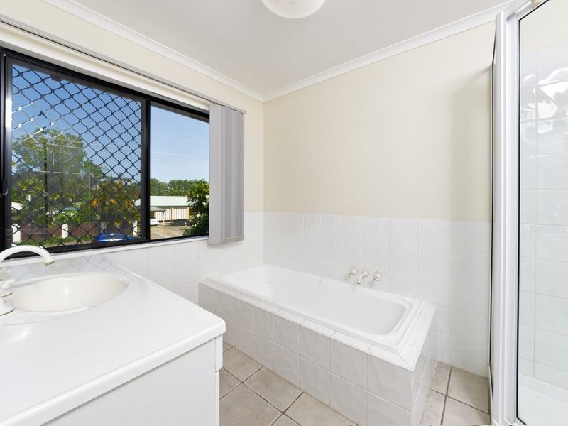 33 Oak Street, Holloways Beach QLD 4878