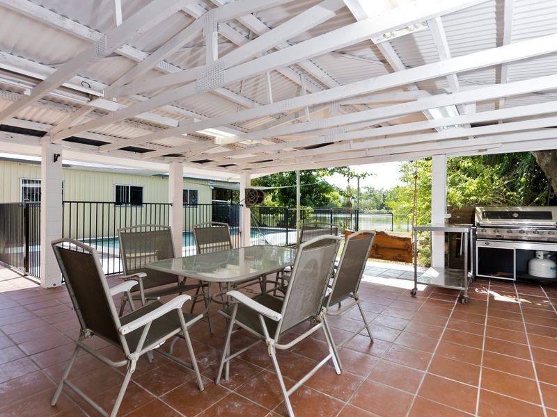 33 Oak Street, Holloways Beach QLD 4878