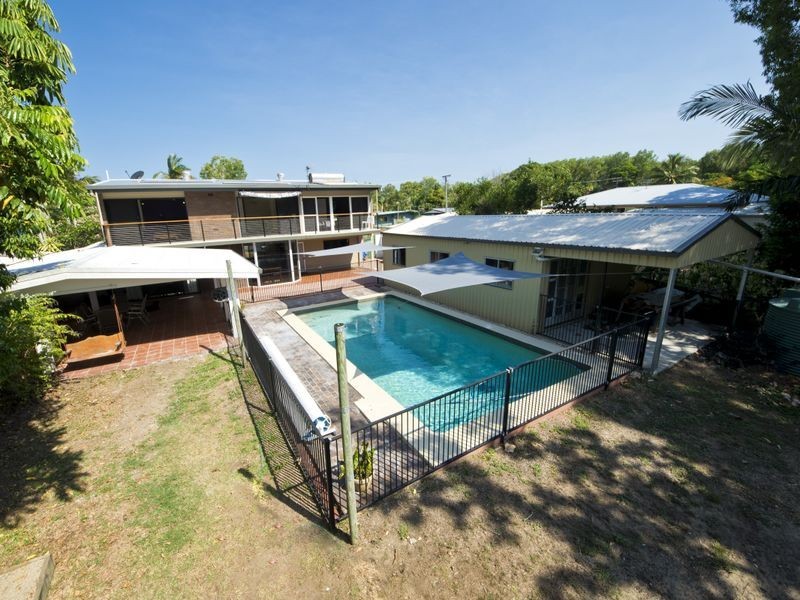 33 Oak Street, Holloways Beach QLD 4878