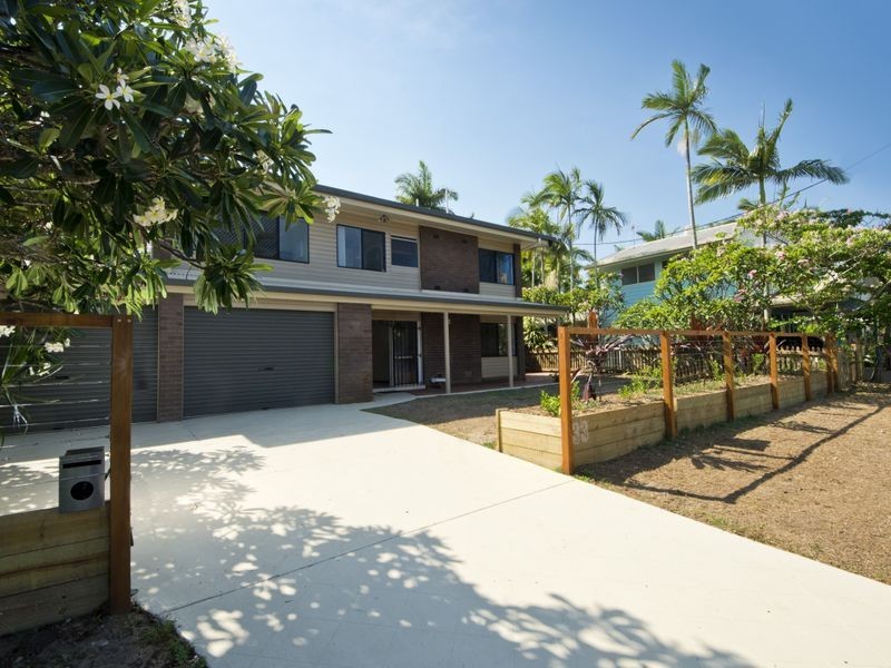 33 Oak Street, Holloways Beach QLD 4878