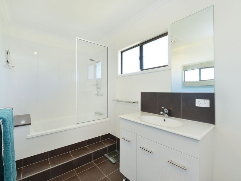 1/5 Carina Close, White Rock QLD 4868